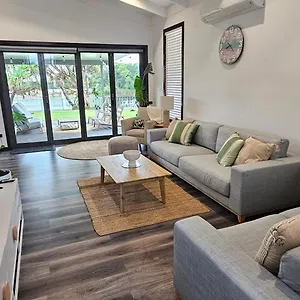https://coorum24-modern-mooloolaba-canal-home.hotelssunshinecoast.net